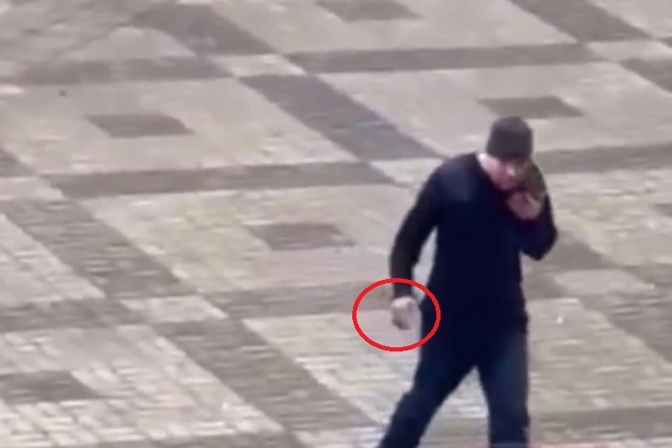 После нападения мужчина с ножом тут же скрылся.