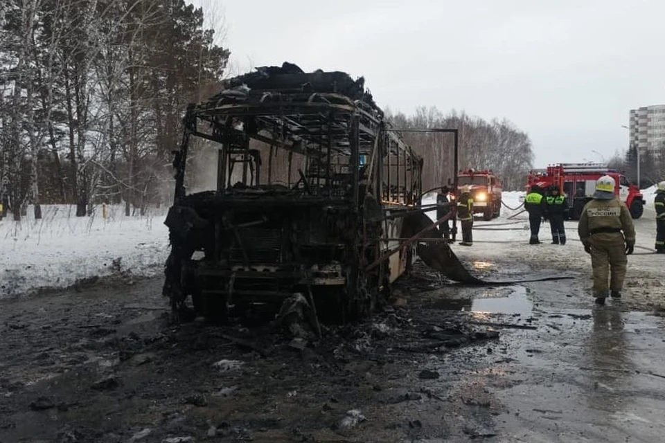 Автобус сгорел полностью. Фото: Влад Лазин из группы vk.com/akadem54