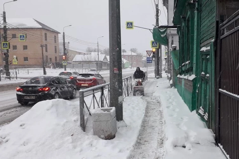 Коммунальщики очищают дороги и тротуары