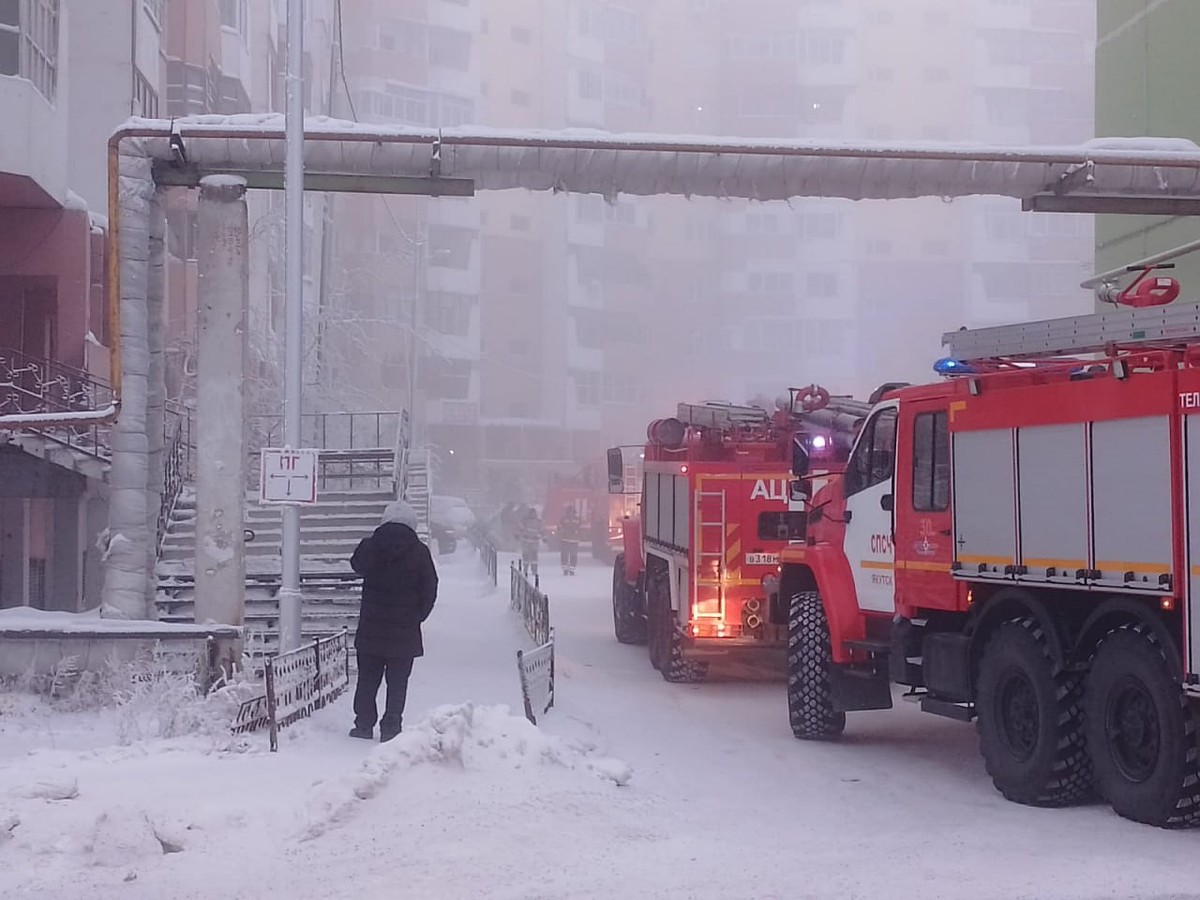 40 пожарных приехало на тушение пожара в 9-этажном доме в Якутске - KP.RU