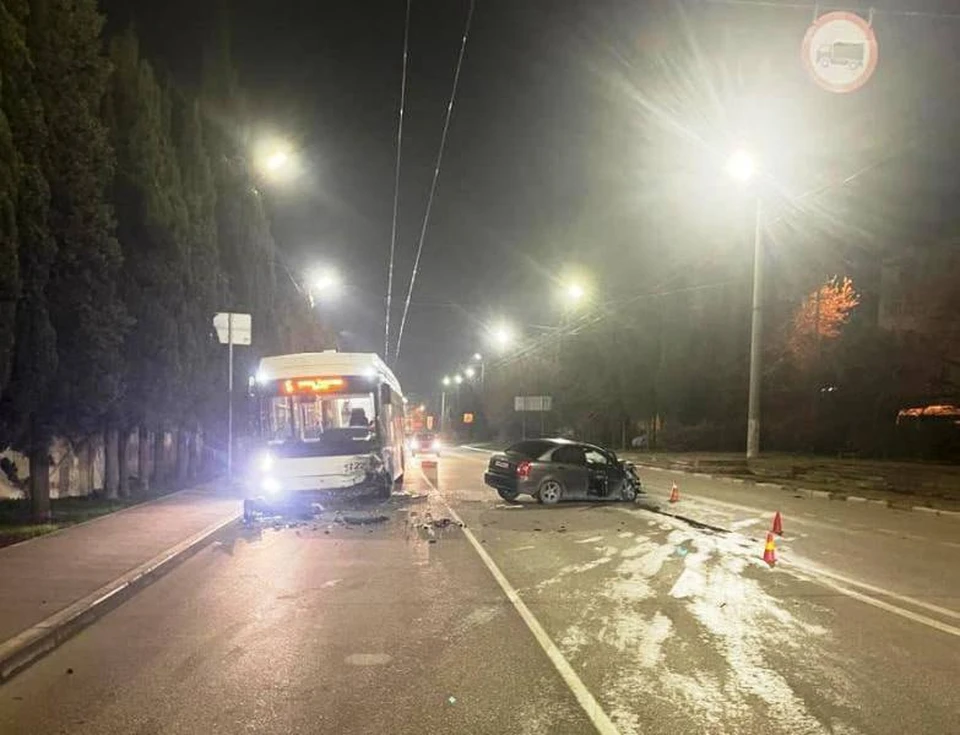 Сколько дтп в 2023 году. Авария на Севастопольском проспекте вчера. Авария на Севастопольском проспекте 5 января 2023. Авария троллейбус в Севастополе.
