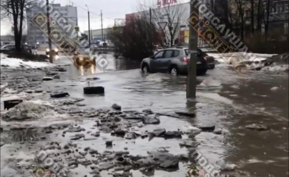 В Смоленске проспект Строителей ушёл под воду. Фото: «Подслушано Смоленск в соцсетях».
