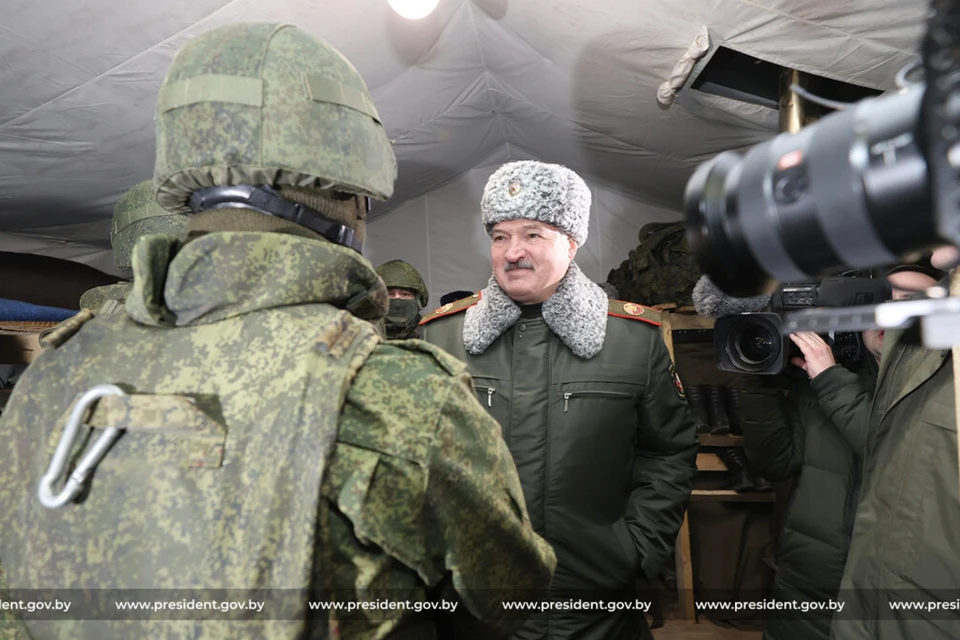 Госсекретарь Совбеза сказал, что Лукашенко вручил российским военным медицинские аптечки, разработанные в Беларуси. Фото: president.gov.by