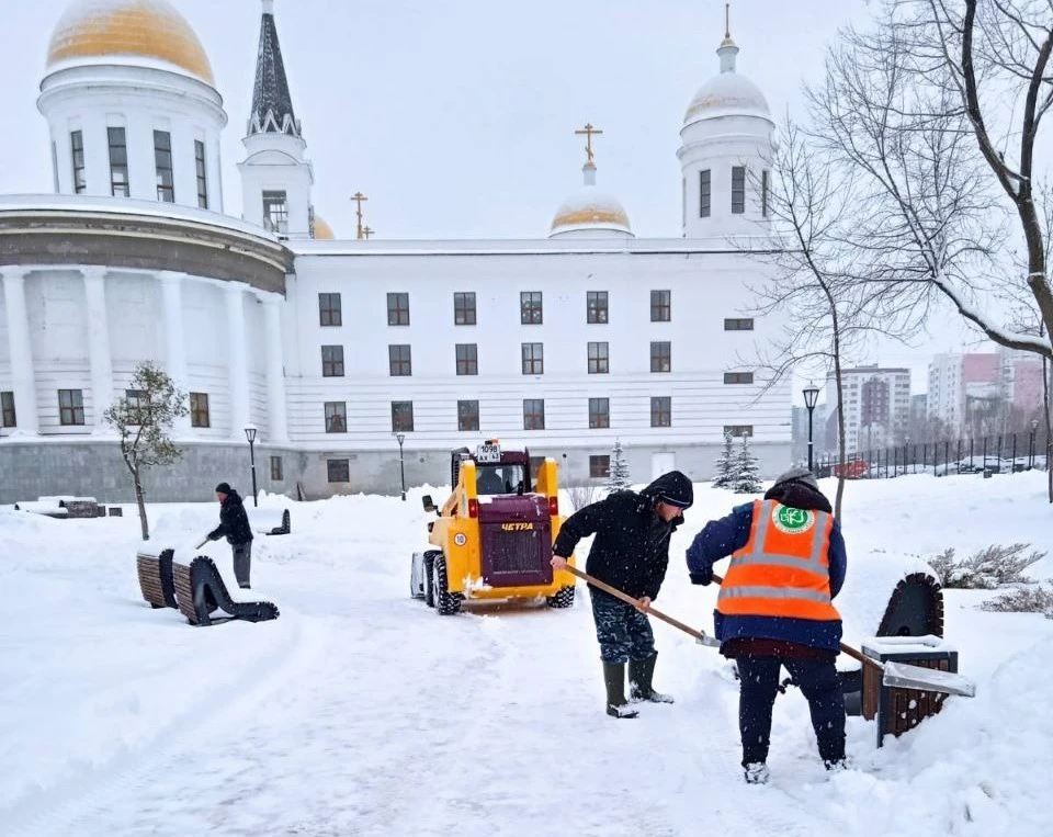 Работы по очистке улиц ведутся на территории всего города.