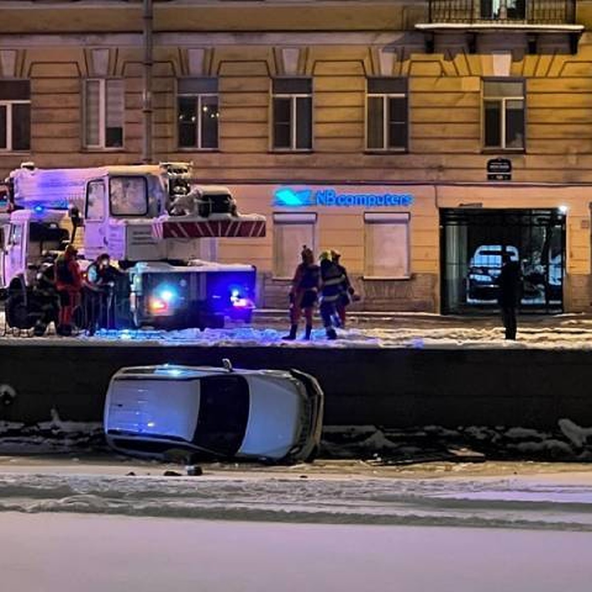 Машина пробила ограждение набережной и вылетела в Фонтанку в центре  Петербурга - KP.RU