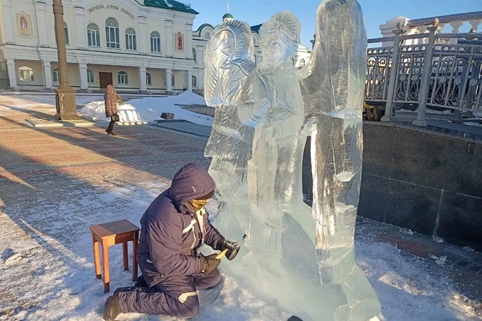 Рождественские скульптуры изо льда появились у Спасо-Преображенского собора