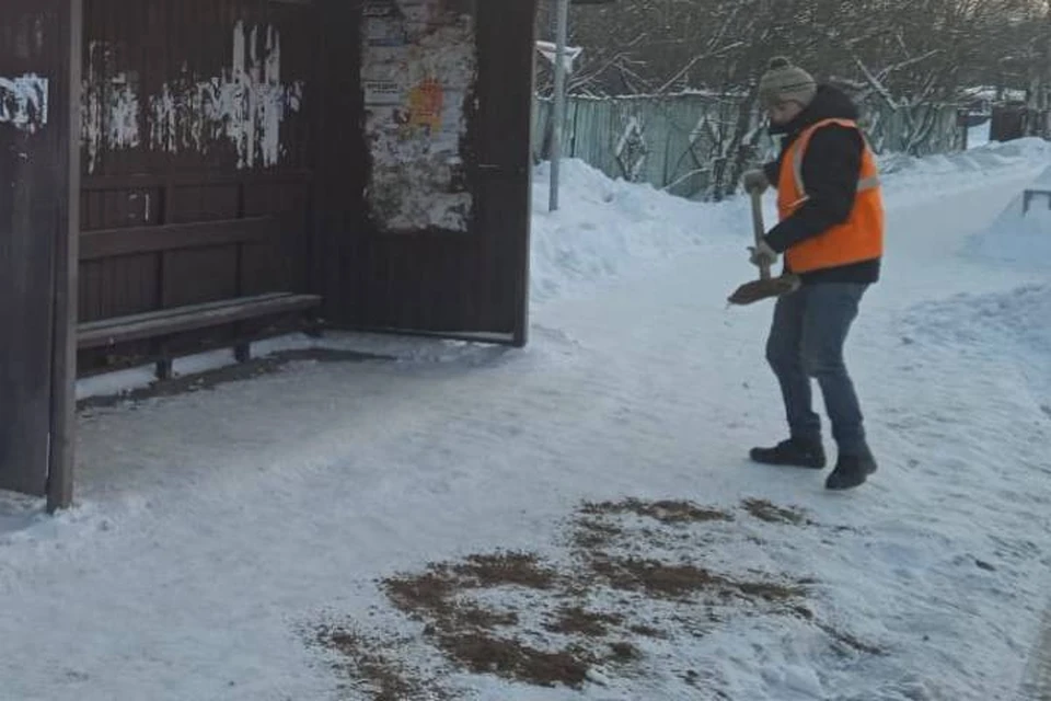 Приоритетная задача дорожников - очистить подъезды к остановкам. ФОТО: администрация города Кирова