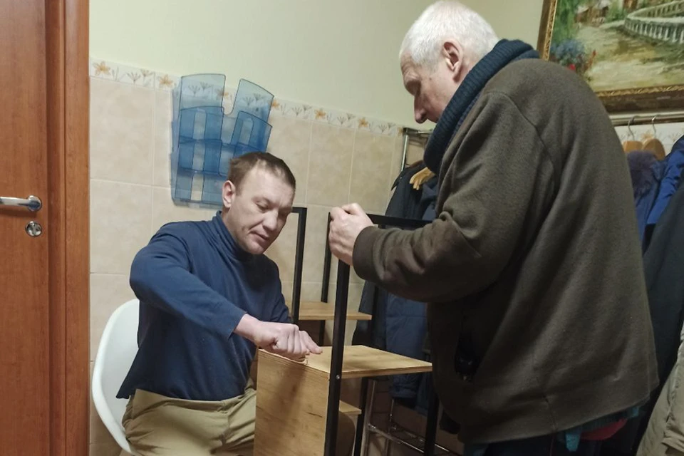 Сергей (слева), простой работяга. отморозив ноги, стал бездомным, безработным инвалидом, и, если бы не "Дом друзей", пополнил бы ряды жителей московских трущоб