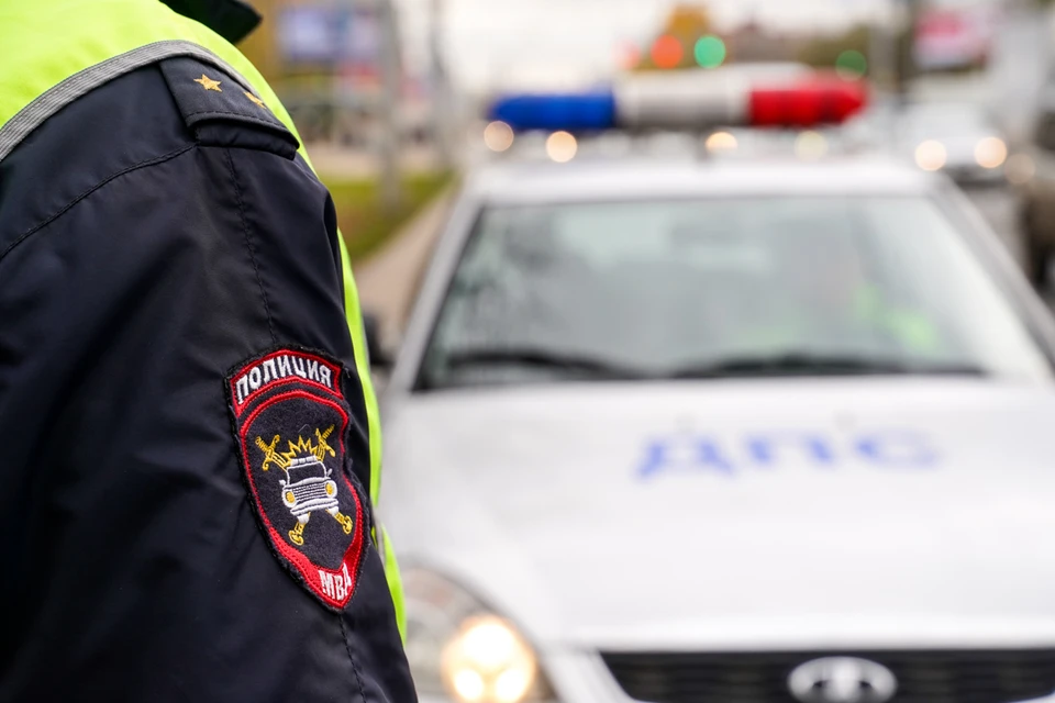 Сотрудники ГИБДД ограничили движение из-за неудовлетворительного состояния проезжей части