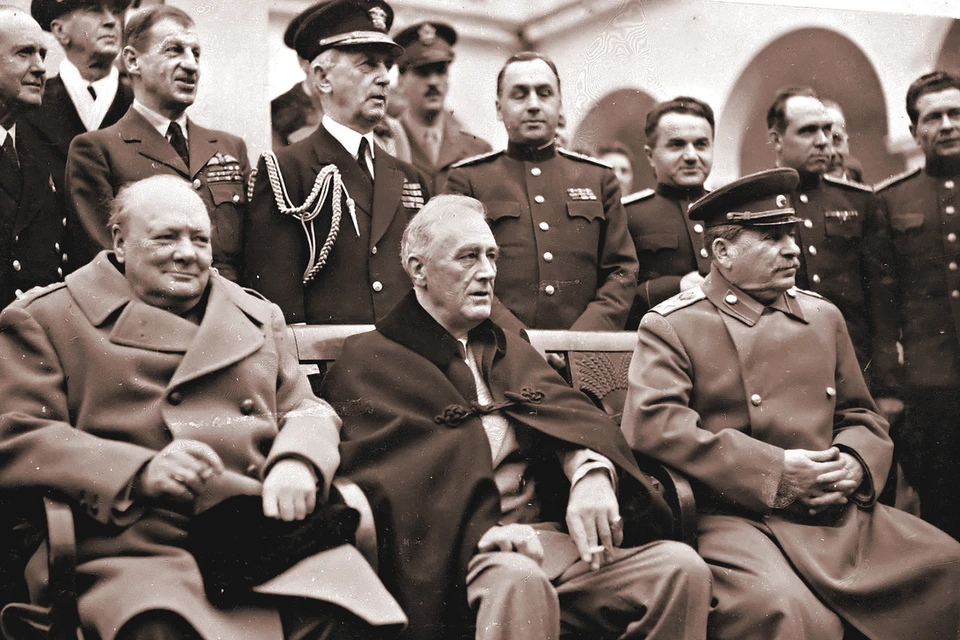 Февраль 1945-го. Худяков на конференции в Ялте. Он в прямом смысле близок к вождю - стоит за спиной у Сталина. Фото: Wikimedia Commons