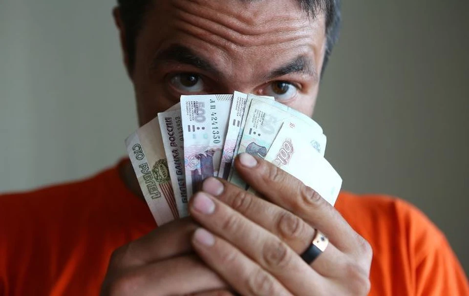 Главная цель мошенника - любыми способами убедить жертву передать ему деньги. Фото: архив «КП»-Севастополь»
