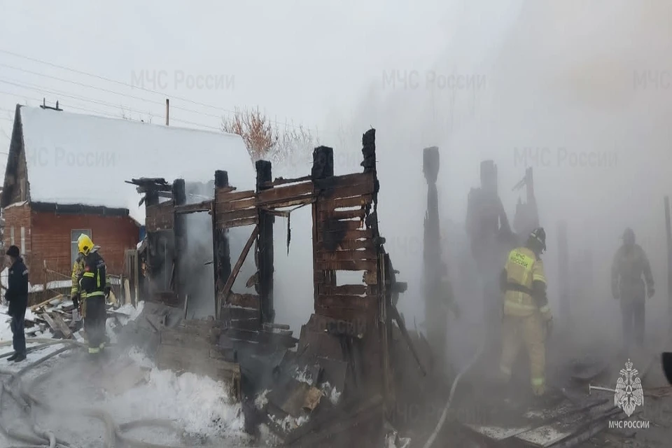 Видео жуткого пожара, уничтожившего 3 частных дома в Новосибирске, показали очевидцы. Фото: ГУ МЧС НСО.
