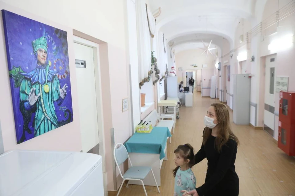 Студентка СПбГУПТД подарила свои известные на весь мир «живые картины» детской больнице. Фото: пресс-служба СПбГУПТД.