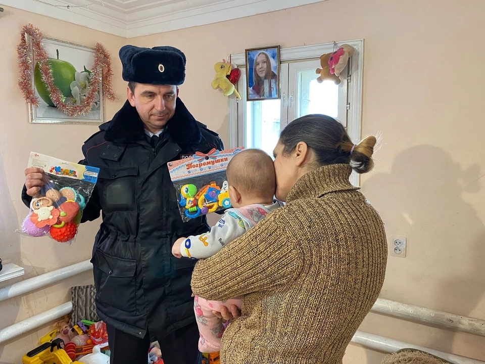 Николай Морозов подарил ребенку игрушки. Фото: УМВД Магнитогорска
