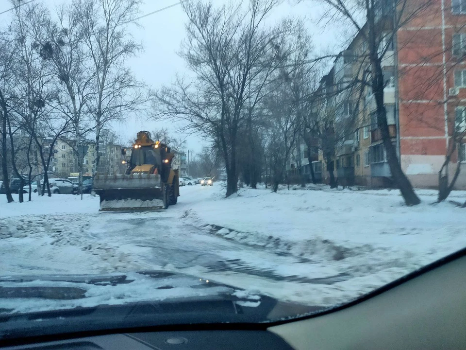 В Хабаровске с обочин и парковок снег вывозят по ночам