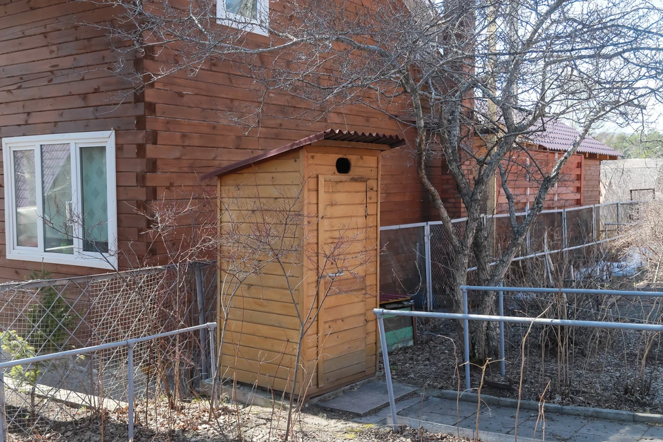 Более 178 тысяч домохозяйств Красноярского края живут с уличным туалетом