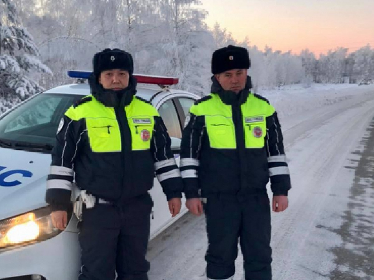 Полицейские спасли замерзающего новосибирского дальнобойщика на трассе под  Самарой - KP.RU