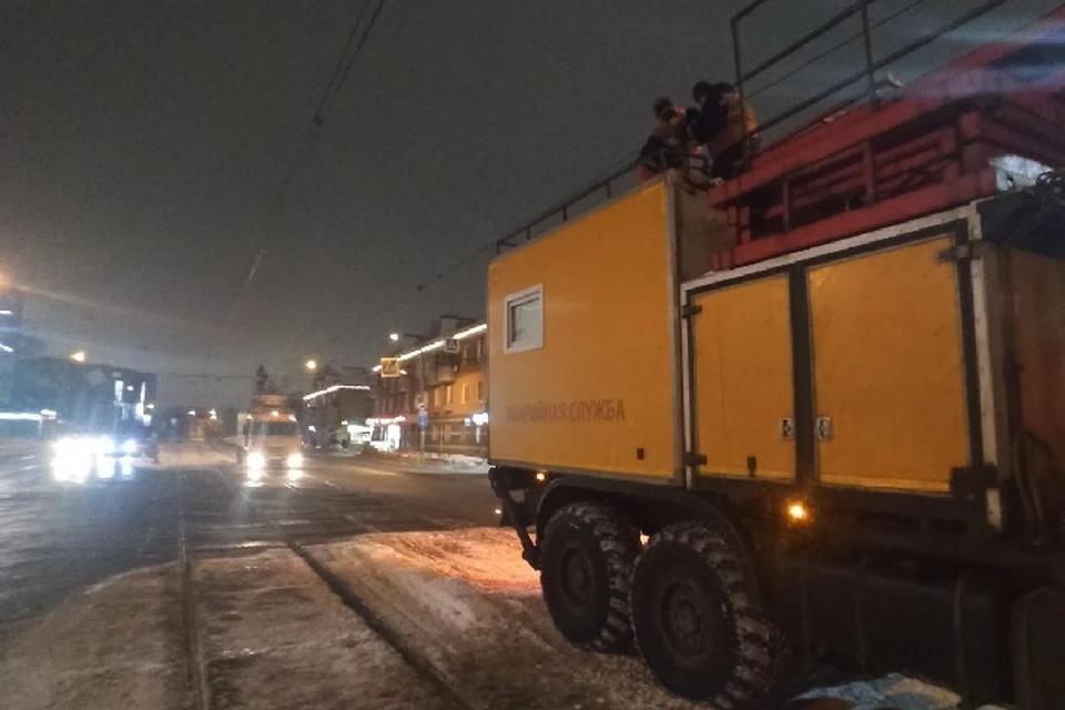 Инцидент произошел ночью на перекрестке улиц Зорге и Даурская. Фото: МУП «Метроэлектротранс»