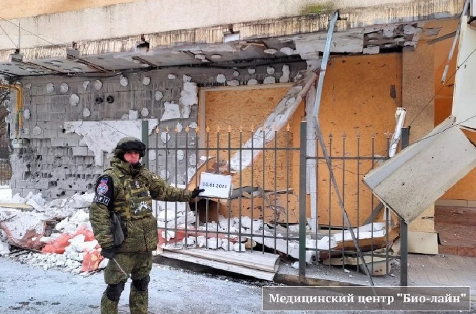В результате обстрела сильные повреждения получило здание медцентра «Био-Лайн». Фото: СЦКК ДНР