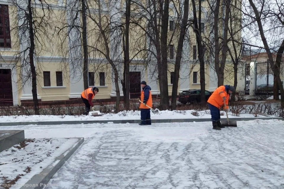 В Рязани продолжается уборка улиц от снега. Фото: администрация Рязани.