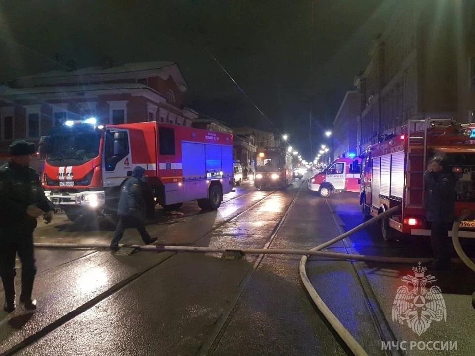 Пожарный тяжело пострадал при тушении старинного особняка на Ильинской в Нижнем Новгороде.
