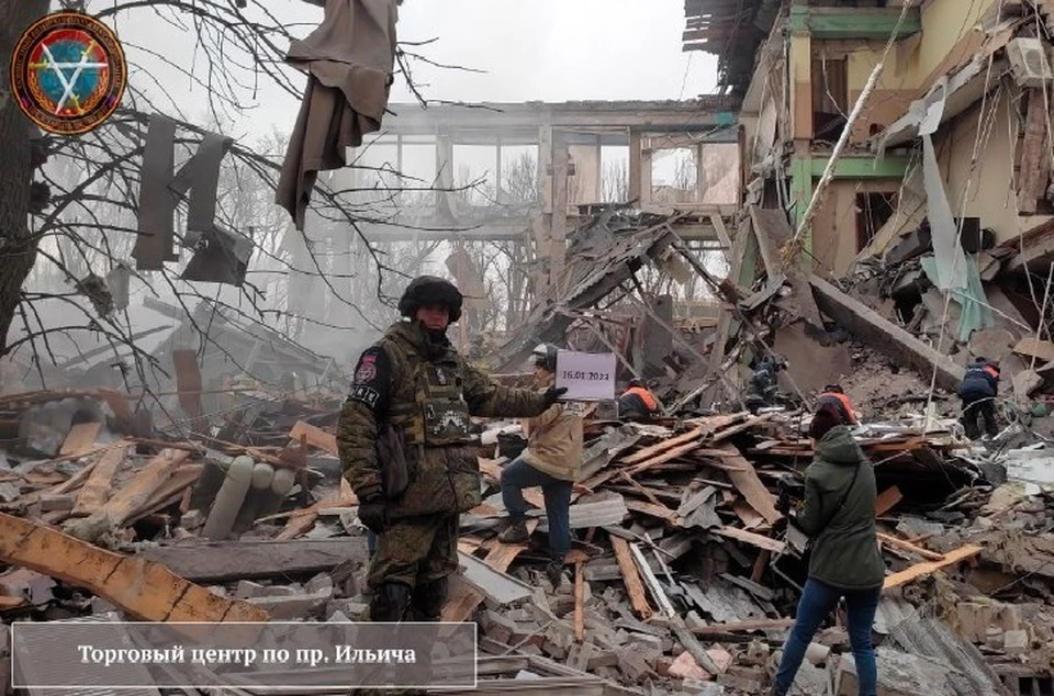 Спасатели продолжают разбор завалов в Калининском районе Донецка. Фото: СЦКК ДНР