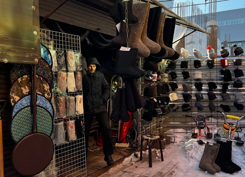 Даже в -30 продавцы с благовещенского рынка остаются на посту - все для покупателей! Фото: Софья ДМИТРИЕВА