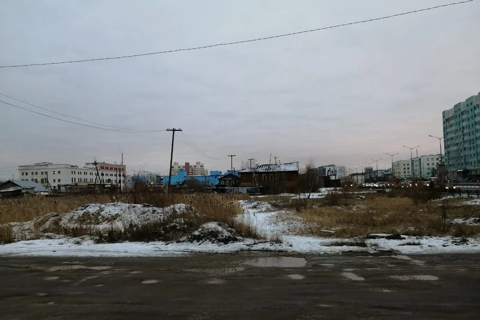 На этом участке в феврале начнется строительство нового здания для Управления ФНС России по Якутии. Фото: KP.RU