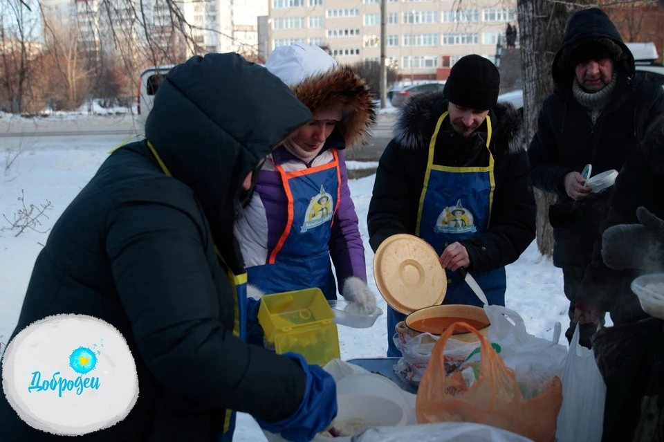 Волонтеры угощают томских нуждающихся в рамках акции "Накорми бездомного"