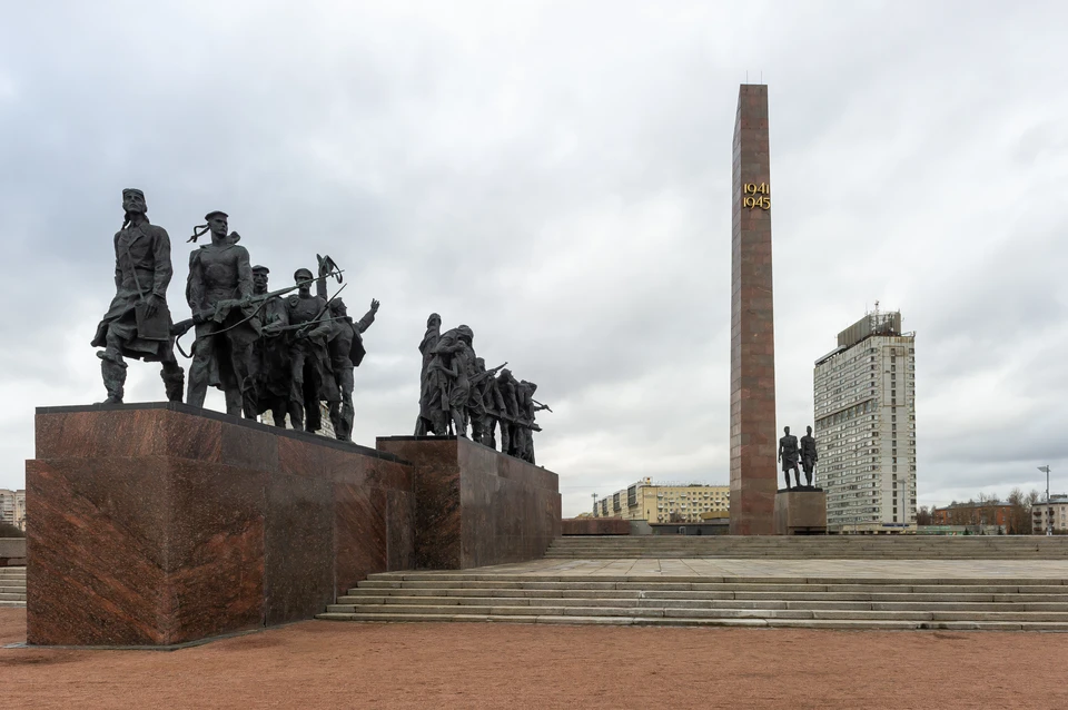 В честь подвига ленинградцев ночное небо над городом озарят «лучи Победы»