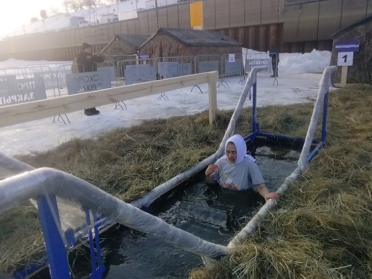 В Крещенский сочельник первые тюменцы уже окунулись в купели. Фоторепортаж  - KP.RU