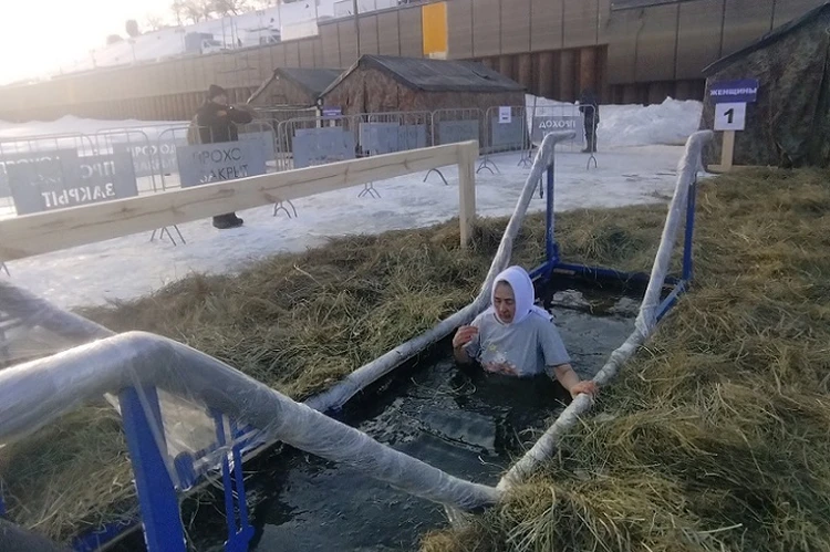 В Крещенский сочельник первые тюменцы уже окунулись в купели. Фоторепортаж