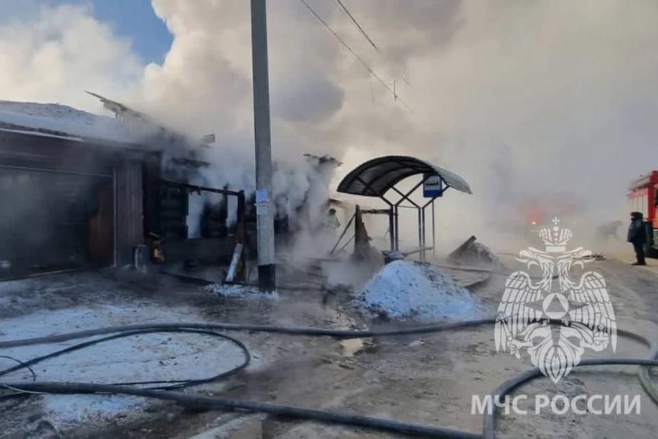 Автомобиль и два газовых баллона эвакуировали из загоревшегося дома в Иркутске