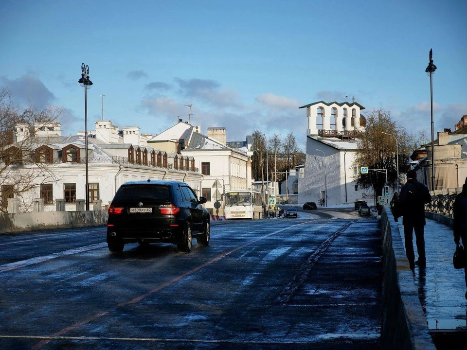 Машины и пешеходы вновь могут передвигаться по Троицкому мосту