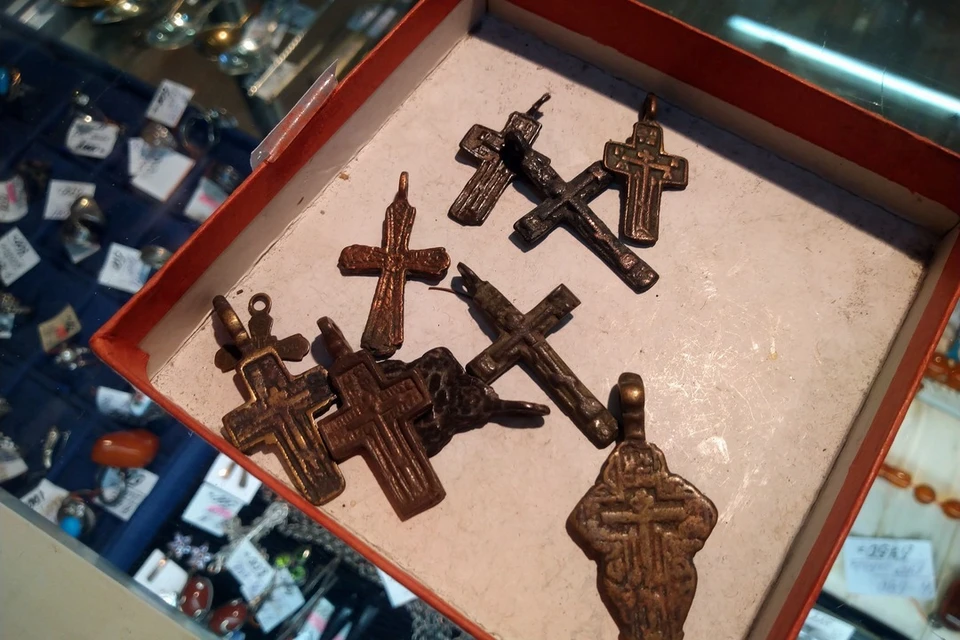 Антиквар из Новосибирска сохранила нательные кресты, которым почти четыре века. Фото: Царьград Новосибирск.