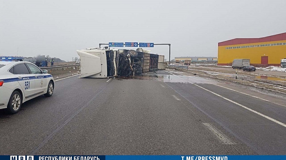 Погиб 51-летний водитель трактора после столкновения с фурой на М1 - KP.RU