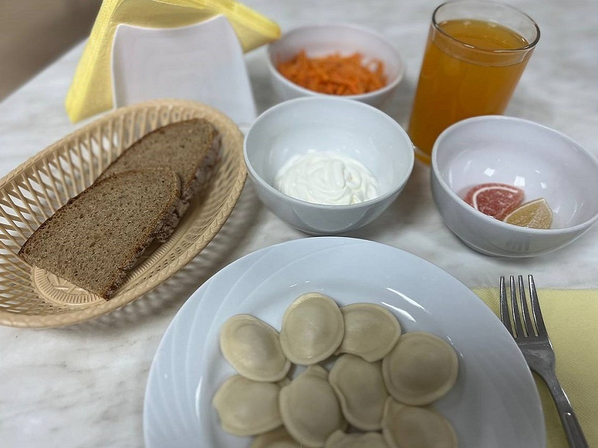 Запеченная куриная голень и пельмени: в Беларуси показали новинки в  школьном меню - KP.RU