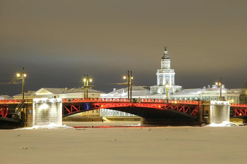 Дворцовый мост подсветят красным.