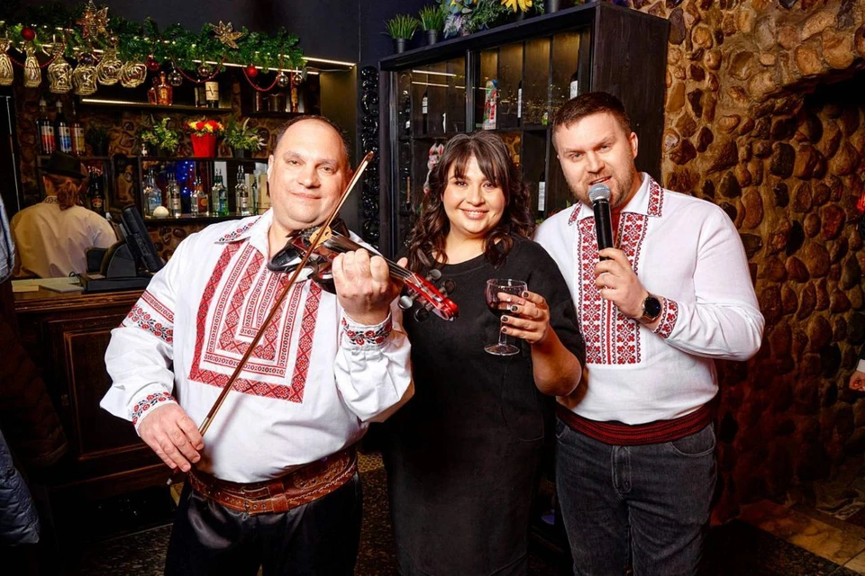 Елена Хорозова вместе с музыкантами во время открытия ресторана (Фото: из личного архива Елены Хорозовой).