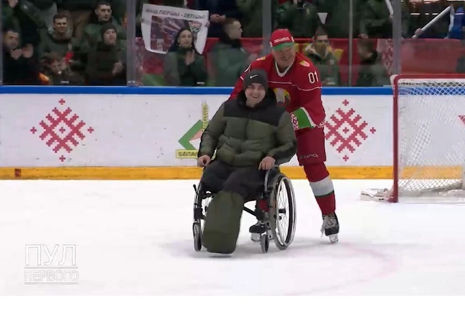 Лукашенко прокатил героя Донбасса в круге почета на хоккейной арене. Фото: стоп-кадр | видео телеграм-канал «Пул Первого»
