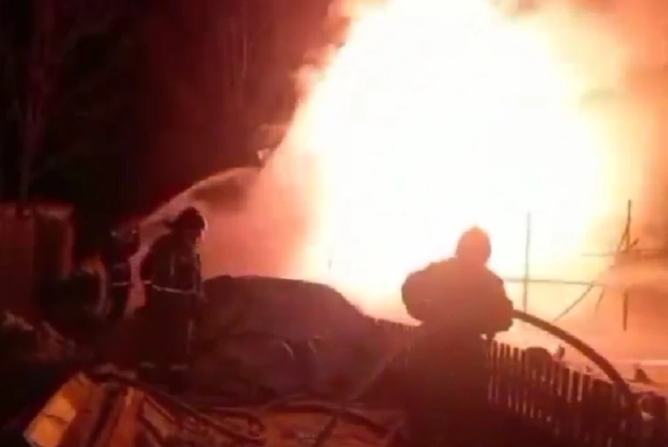 Баня сгорела при пожаре в Биробиджане Фото: скриншот из видео