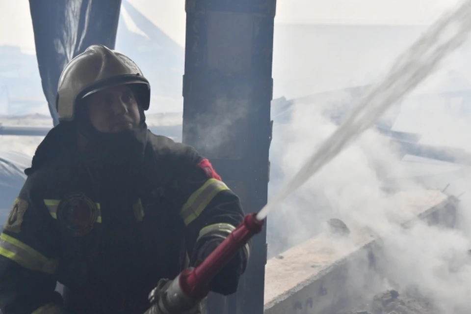 Из горящего здания было эвакуировано 300 человек.