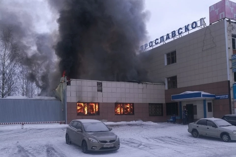 Пожар на АТП потушили около 5 часов вечера. ФОТО: Дмитрий КУЧЕР