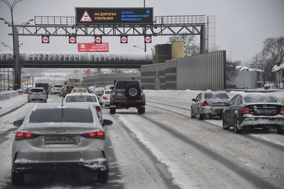 Пробки в 9 баллов из-за снегопада заблокировали движение по улицам Новосибирска.