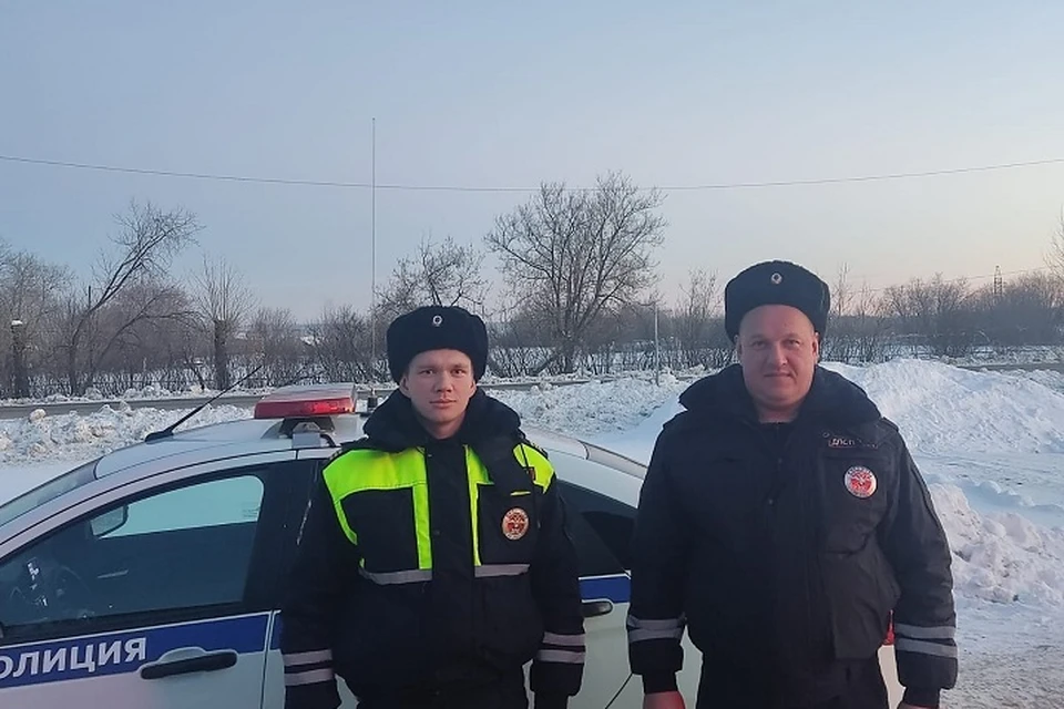 Сотрудники ДПС разбили переднее боковое стекло машины, открыли дверь и вытащили водителя Фото: УГИБДД Свердловской области