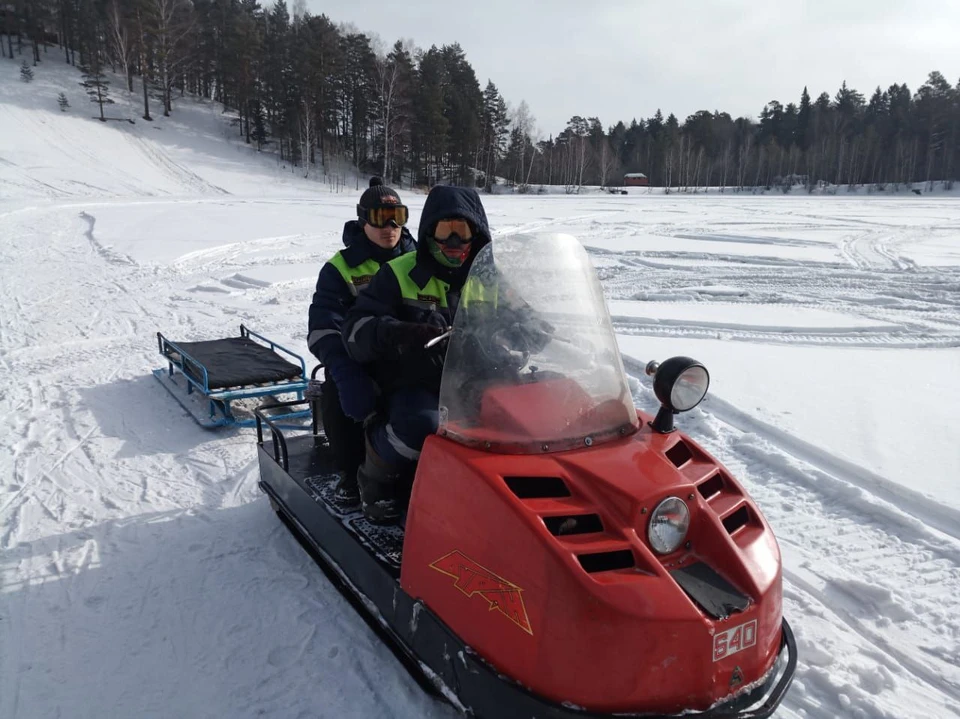 В поисковых работах был задействован снегоход с санями. Фото: администрация г. Кемерово.