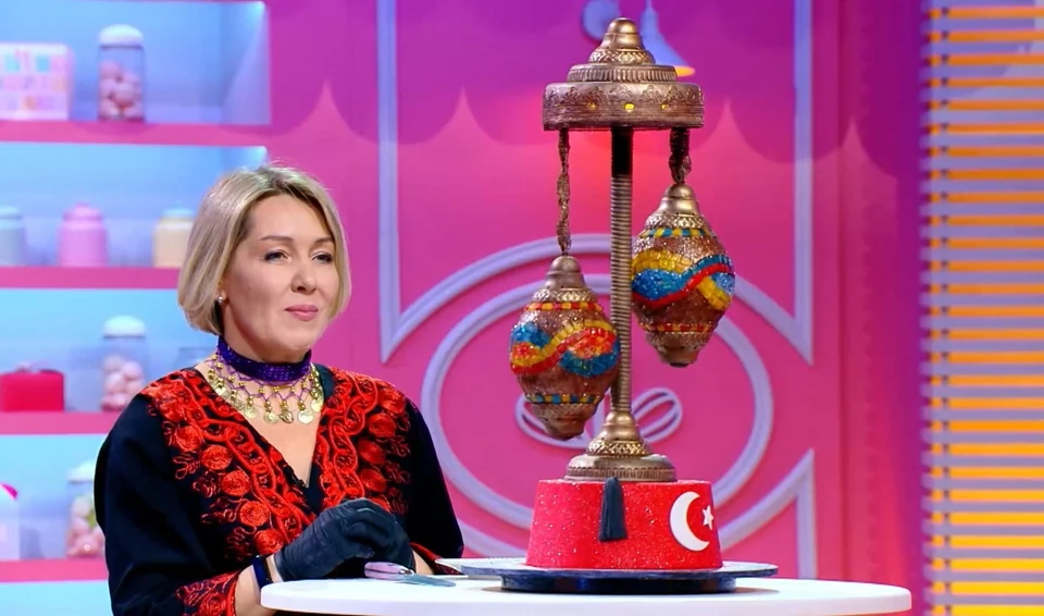 Олеся Глотова удивила всех на кастинге, представив торт в виде турецких светильников. Фото: телеканал "Пятница!"