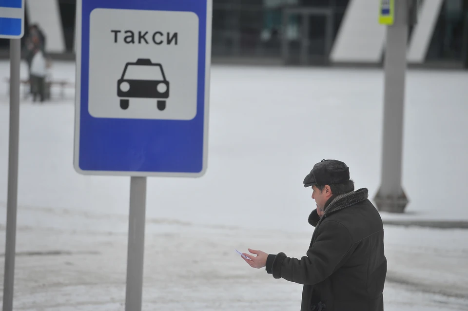 В Новосибирске таксист с клиенткой устроили скандал из-за потерянного кошелька.