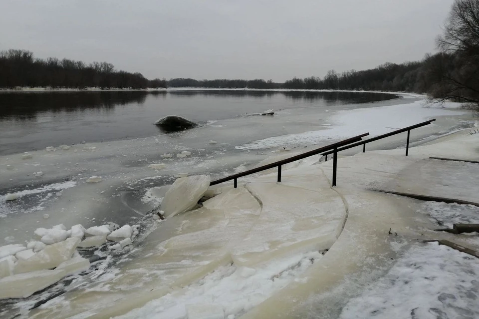 Рязанская пристань на Оке пострадала от последствий зимнего паводка. Фото Татьяны Картышковой.