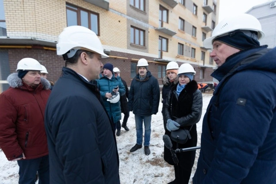 Губернатор Псковской области Михаил Ведерников совместно с дольщиками посетил строительную площадку многоквартирного дома №4б по улице Петровской в Пскове